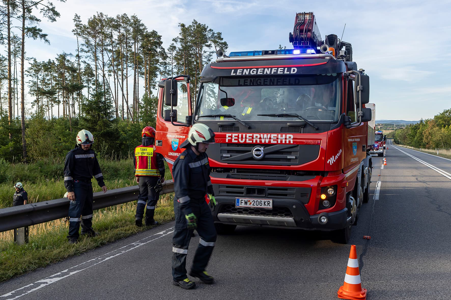 Gallery image 7 - Menschenrettung nach Fahrzeugüberschlag auf der B37