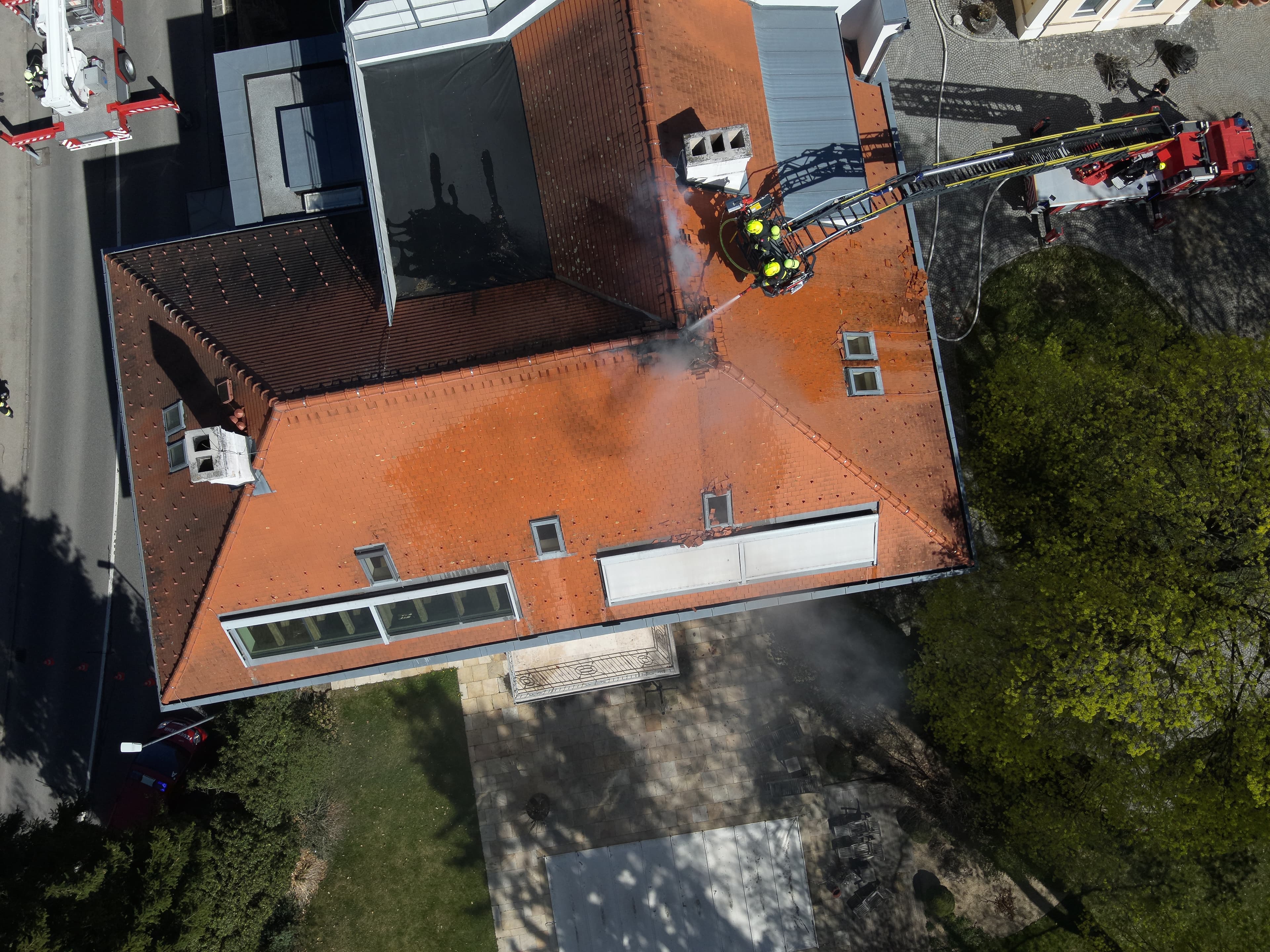 Gallery image 10 - Großeinsatz in Rehberg: Dachstuhlbrand fordert zehn Feuerwehren