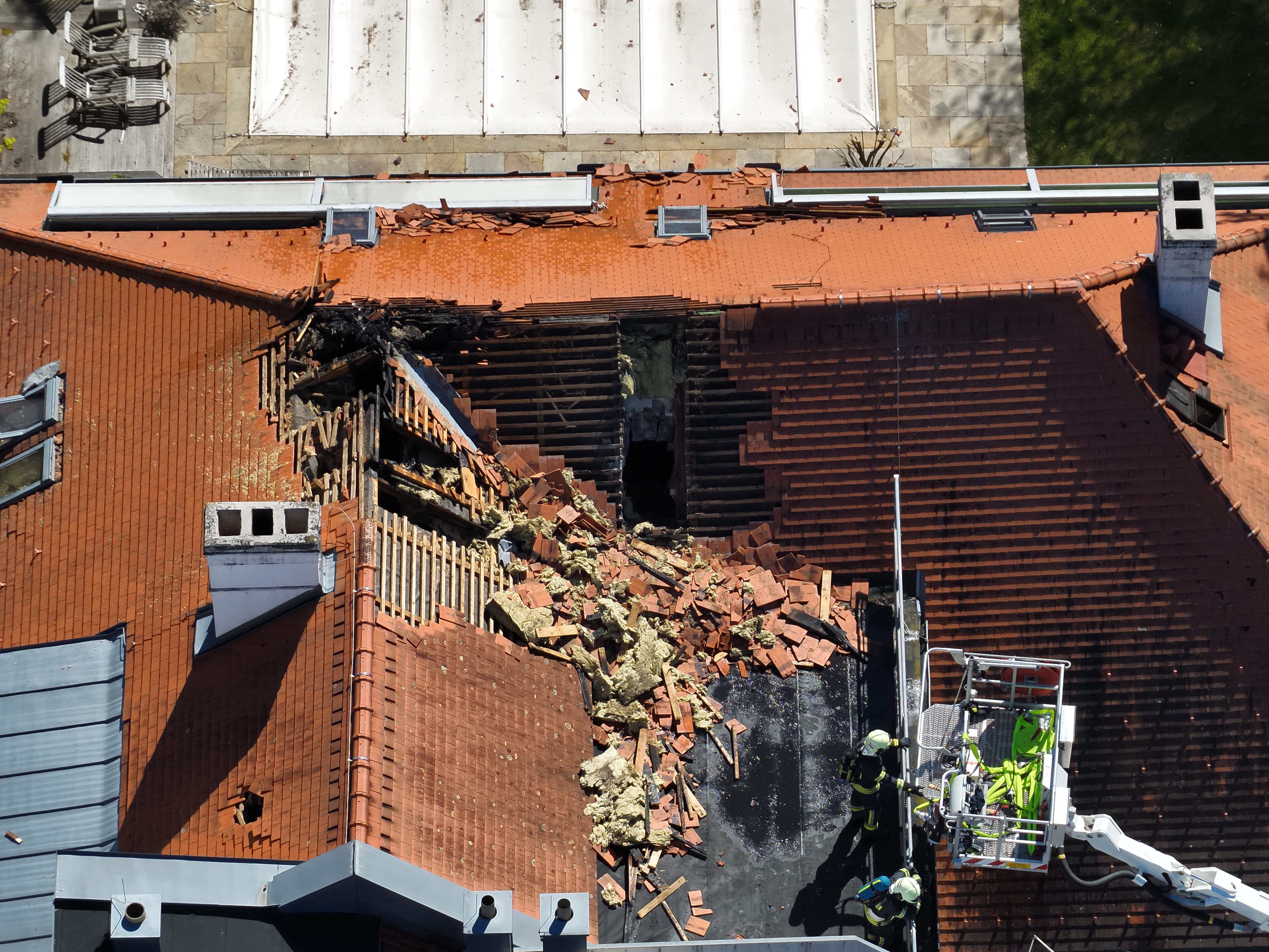 Gallery image 11 - Großeinsatz in Rehberg: Dachstuhlbrand fordert zehn Feuerwehren