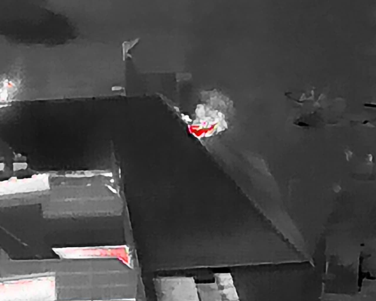 Gallery image 12 - Großeinsatz in Rehberg: Dachstuhlbrand fordert zehn Feuerwehren