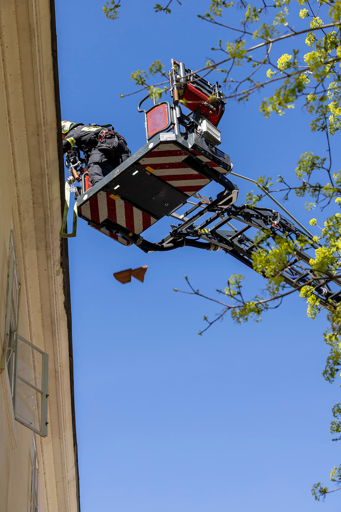 Gallery image 14 - Großeinsatz in Rehberg: Dachstuhlbrand fordert zehn Feuerwehren