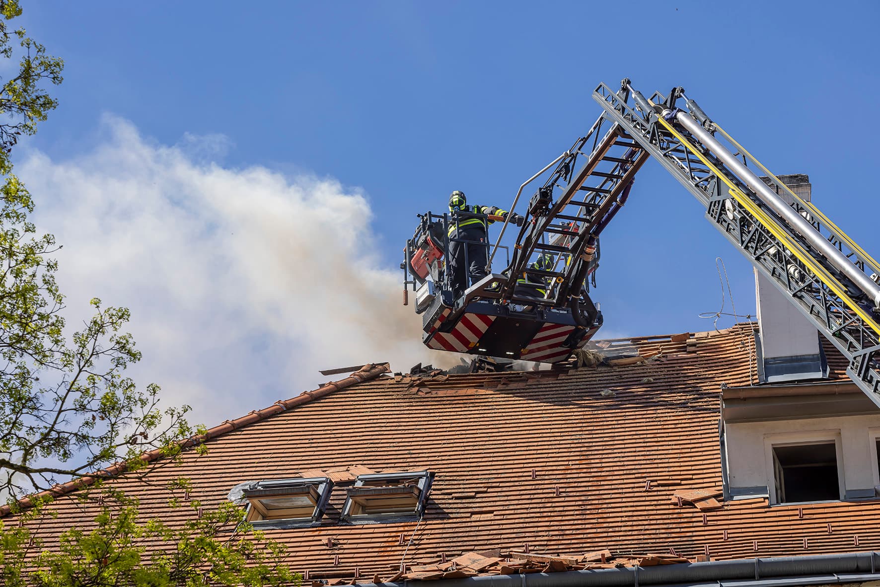 Gallery image 15 - Großeinsatz in Rehberg: Dachstuhlbrand fordert zehn Feuerwehren