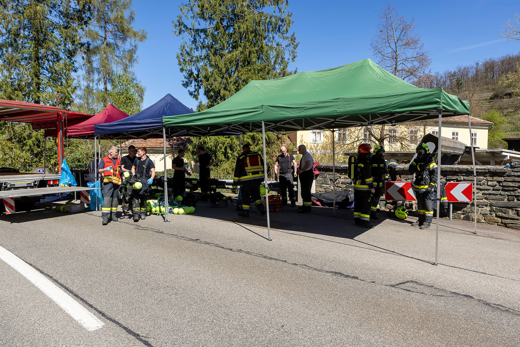Gallery image 16 - Großeinsatz in Rehberg: Dachstuhlbrand fordert zehn Feuerwehren