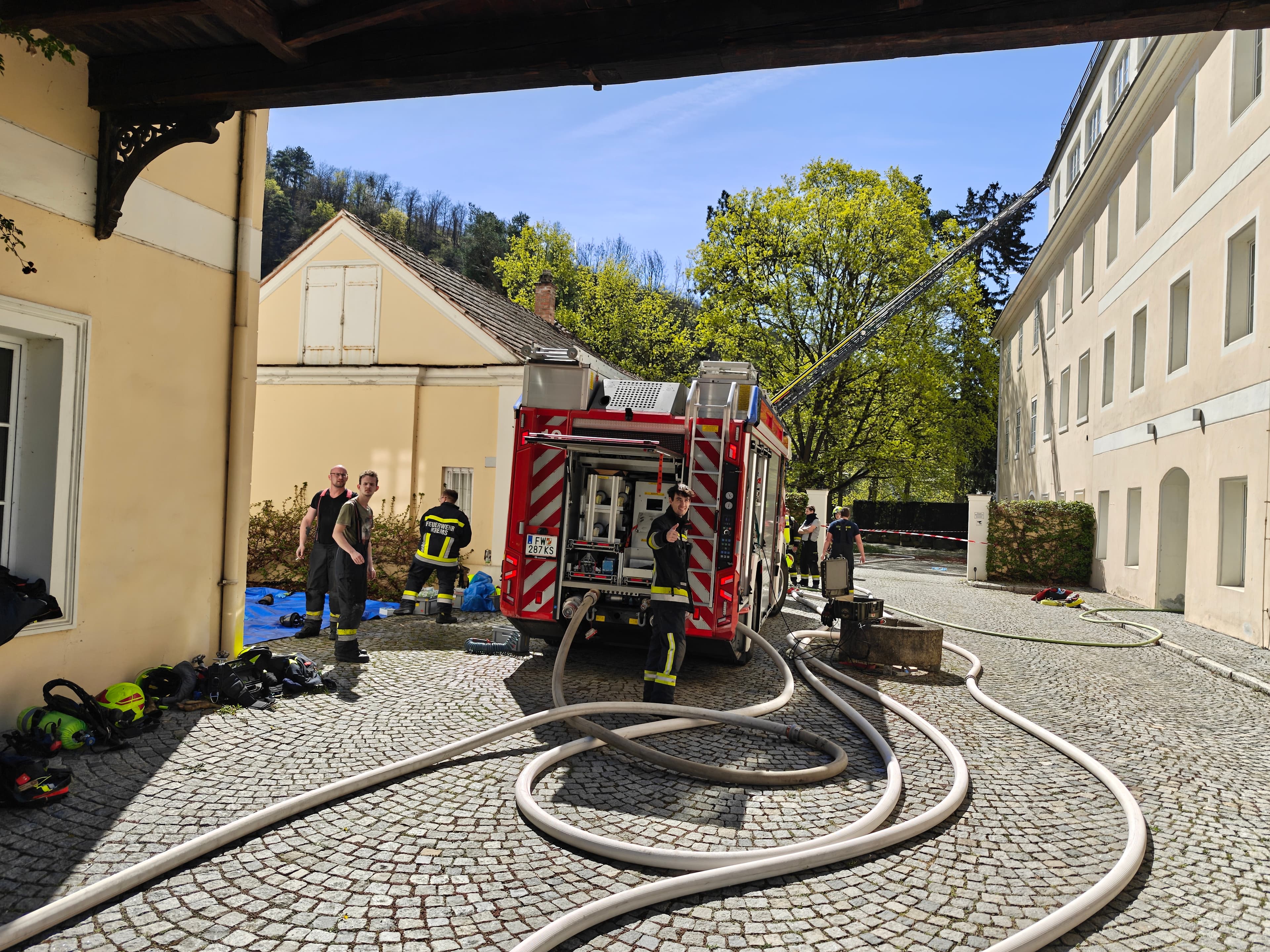 Gallery image 3 - Großeinsatz in Rehberg: Dachstuhlbrand fordert zehn Feuerwehren