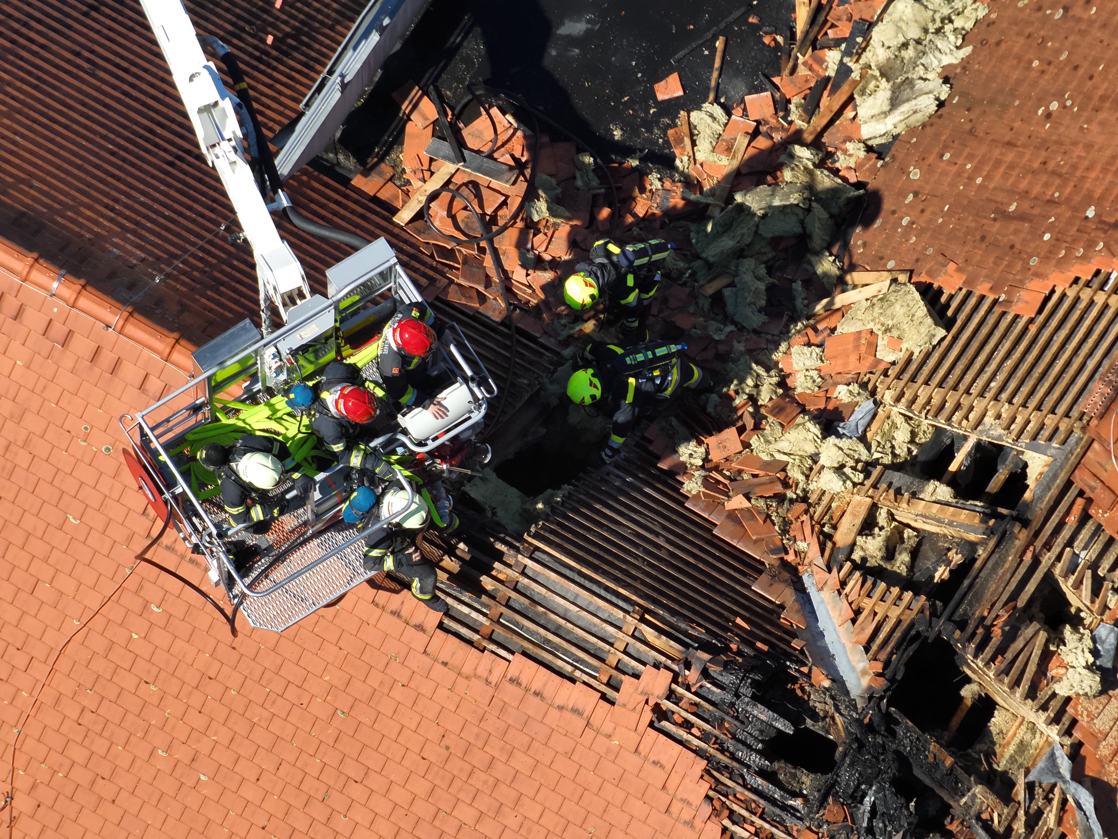 Gallery image 6 - Großeinsatz in Rehberg: Dachstuhlbrand fordert zehn Feuerwehren