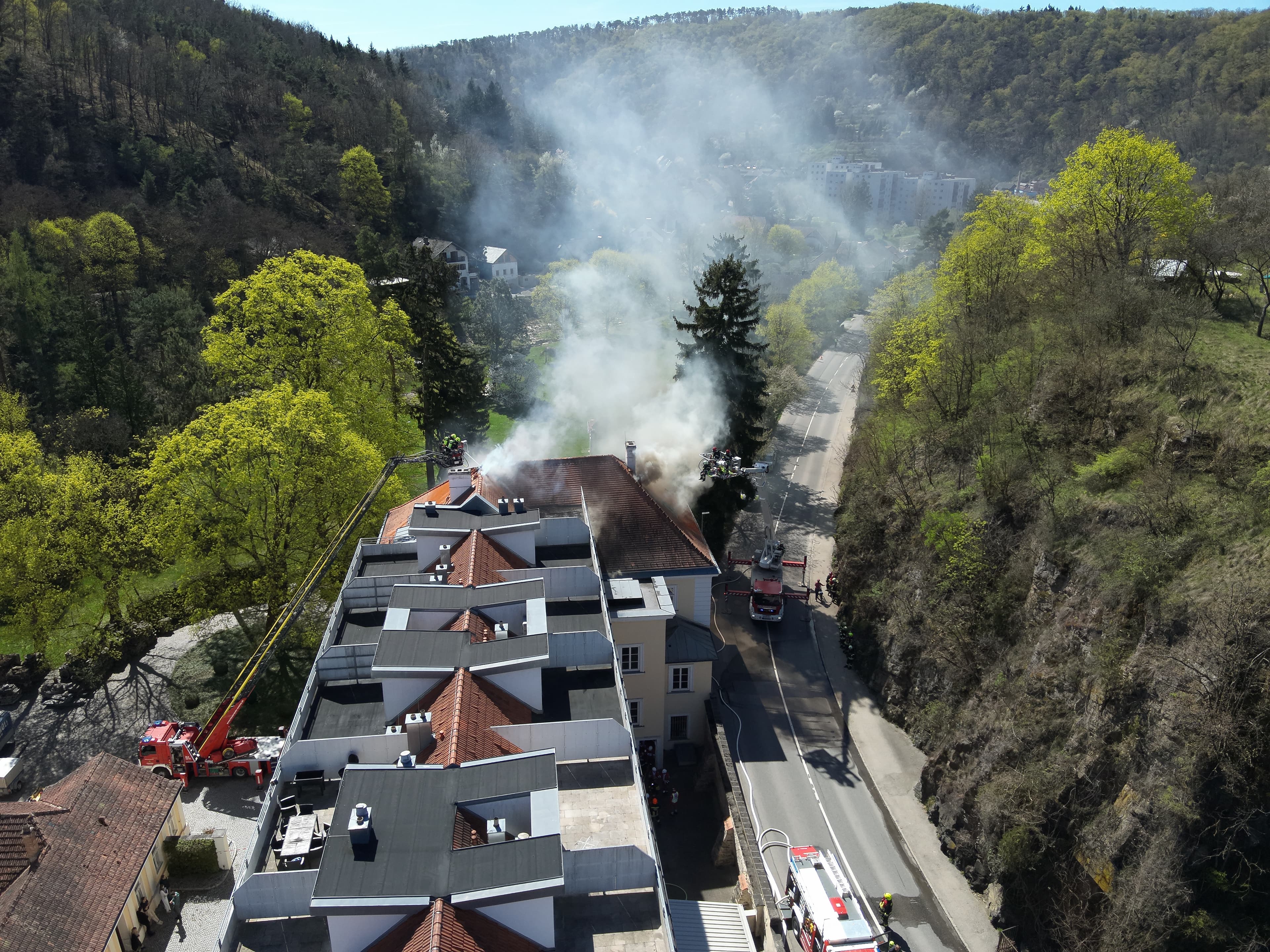 Gallery image 9 - Großeinsatz in Rehberg: Dachstuhlbrand fordert zehn Feuerwehren